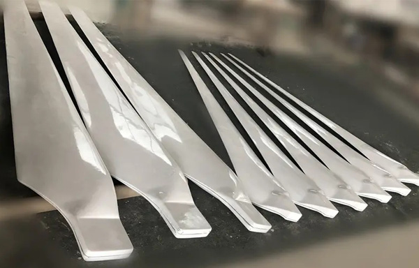 大型风力发电机叶片怎样制作？？？？？？